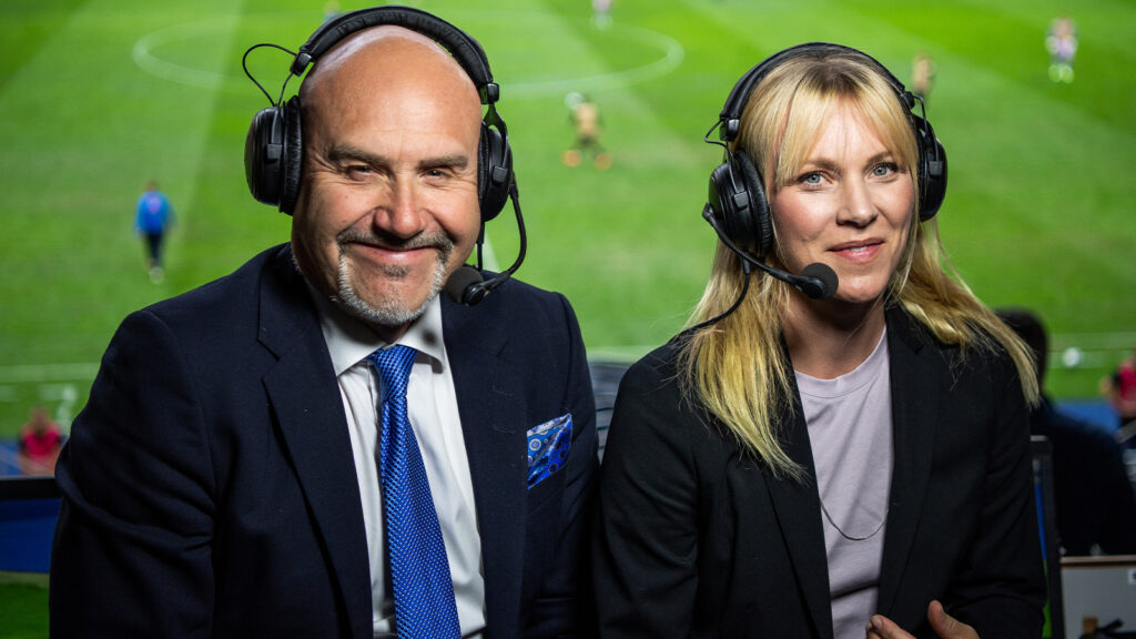 230616 Kommentatorerna Niklas Holmgren och Johanna Frisk under den internationella träningslandskampen mellan Sverige och Nya Zeeland den 16 juni 2023 i Stockholm.