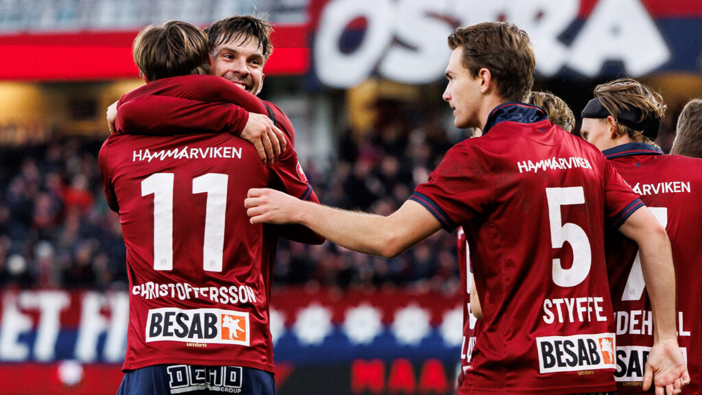 251122 Örgrytes Noah Christoffersson jublar med lagkamrater efter 2-0 under fotbollsmatchen i kvalet till Allsvenskan mellan Örgryte och IFK Norrköping den 22 november 2025 i Göteborg.
