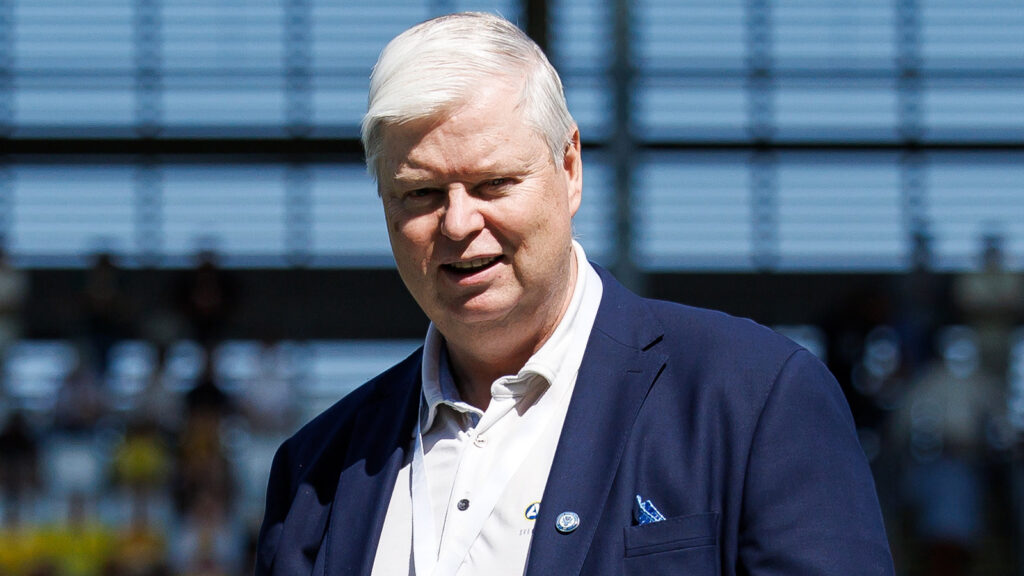 250614 Falkenbergs klubbchef Patrik Lundgren uppmärksammas av Ola Rydén, SEF, för superettan 25 år inför fotbollsmatchen i Superettan mellan Falkenberg och Helsingborg den 14 juni 2025 i Falkenberg.
