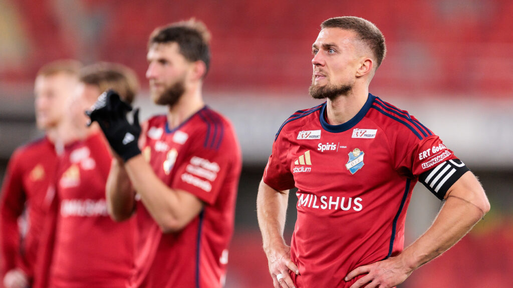 251025 Östers Ivan Kricak deppar efter fotbollsmatchen i Allsvenskan mellan Öster och Degerfors den 25 oktober 2025 i Växjö.
