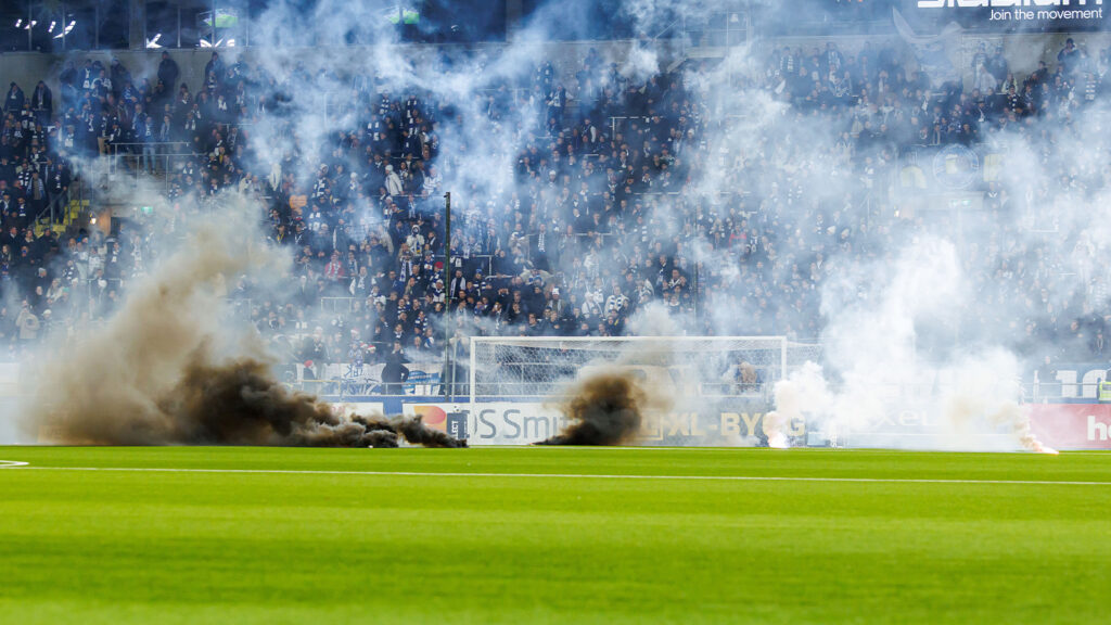 251129 Pyroteknik inkastat på plan under match två i kvalet till Allsvenskan mellan IFK Norrköping och Örgryte den 29 november 2025 i Norrköping.
