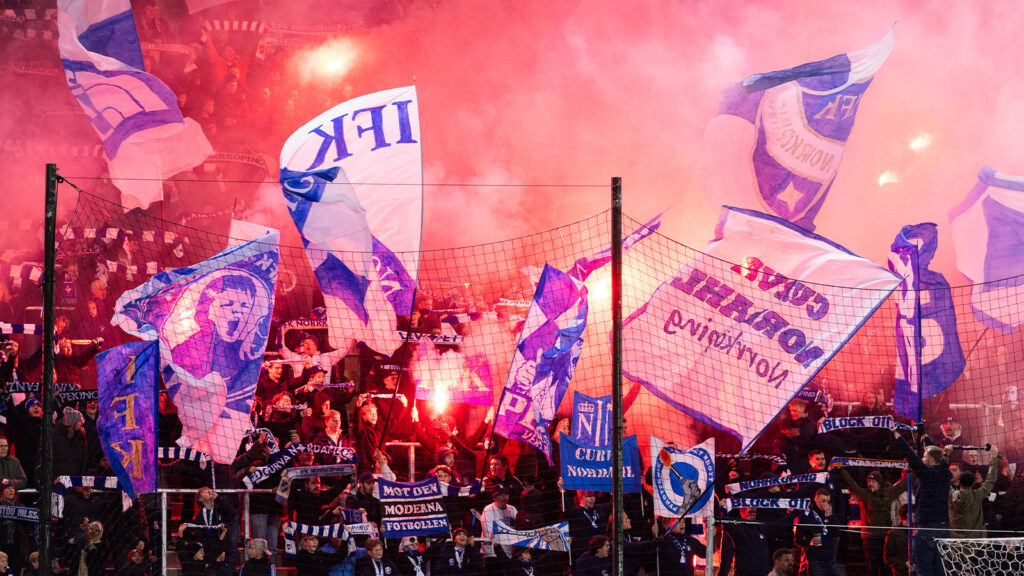 251101 IFK Norrköpings supportrar under fotbollsmatchen i Allsvenskan mellan IFK Norrköping och Sirius den 1 november 2025 i Norrköping.