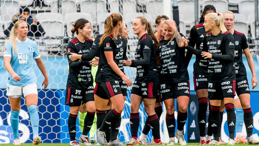251102 Piteås Selina Henriksson jublar efter 1-1 under fotbollsmatchen i Damallsvenskan mellan Malmö FF och Piteå den 2 november 2025 i Malmö.