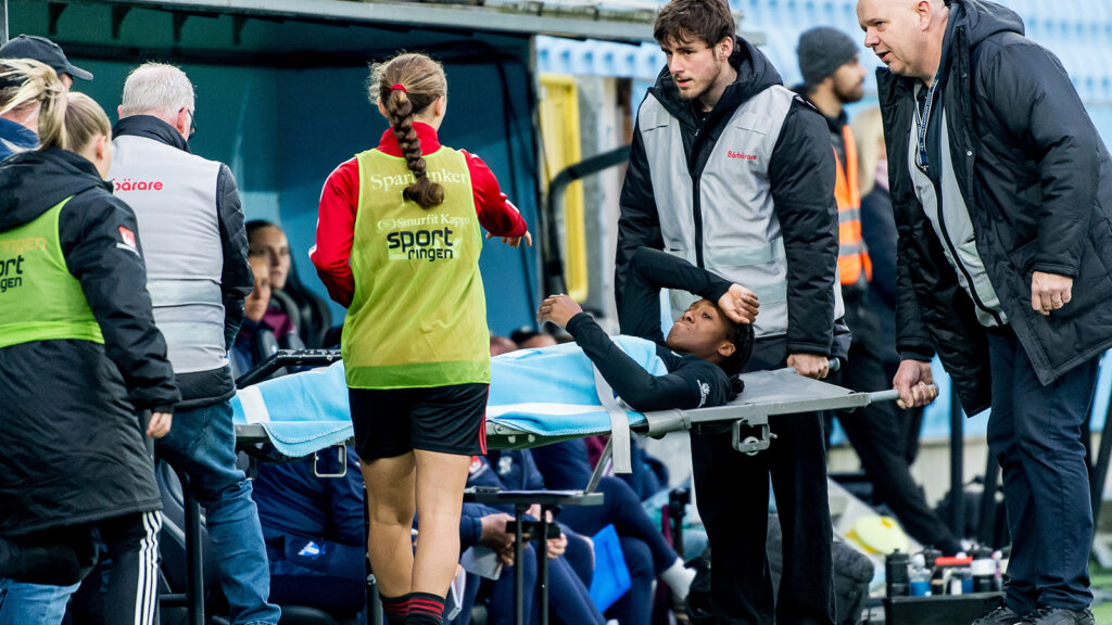 251102 Piteås Amirah Iman Ali har ont och får vård under fotbollsmatchen i Damallsvenskan mellan Malmö FF och Piteå den 2 november 2025 i Malmö.
