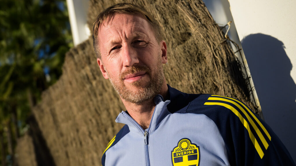 251110 Förbundskapten Graham Potter i det svenska fotbollslandslaget poserar för ett porträtt under ett pressevenemang den 10 november 2025 i Estepona.