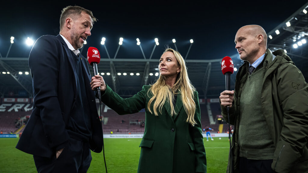 251115 Förbundskapten Graham Potter för Sverige tillsammans med Frida Nordstrand och Fredrik Ljungberg i Viaplay-studion efter VM-kvalmatchen i fotboll mellan Schweiz och Sverige den 15 november 2025 i Genève.
