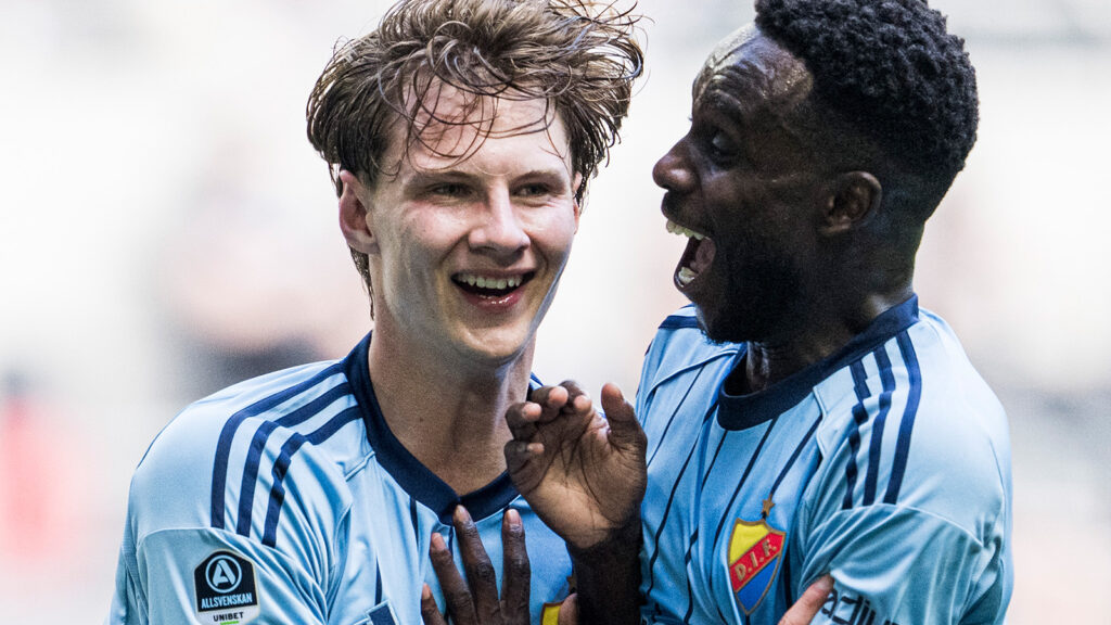 250706 Djurgårdens August Priske Flyger och Tokmac Nguen jublar efter 2-0 under fotbollsmatchen i Allsvenskan mellan Djurgården och Degerfors den 6 juli 2025 i Stockholm.