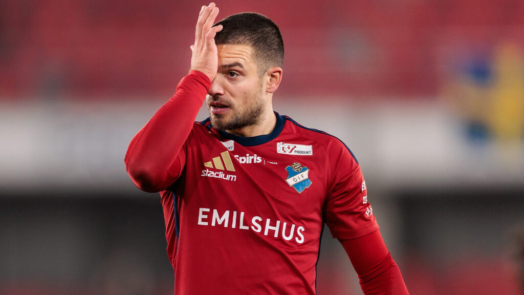 251109 Östers Vladimir Rodic deppar efter fotbollsmatchen i Allsvenskan mellan Öster och Djurgården den 9 november 2025 i Växjö.
