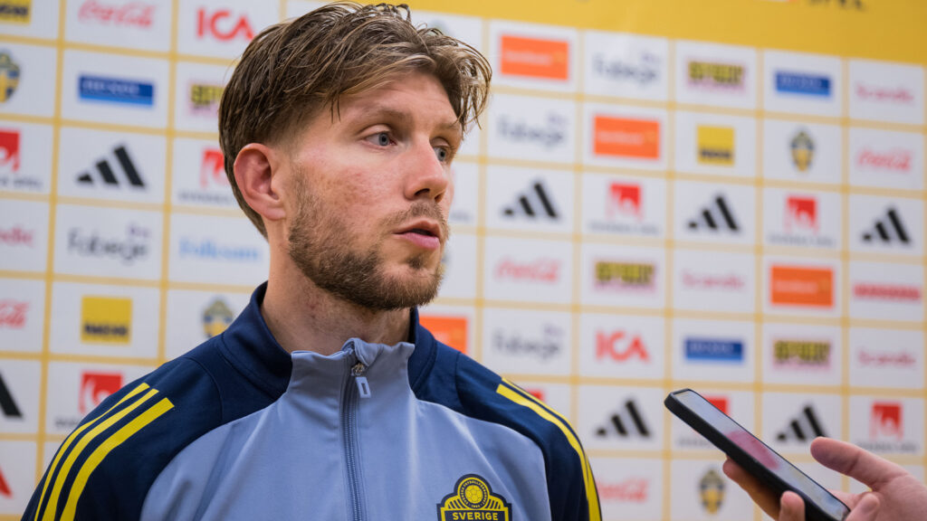 251010 Anton Salétros från Sverige i den mixade zonen efter kvalmatchen till FIFA:s världsmästerskap mellan Sverige och Schweiz den 10 oktober 2025 i Stockholm.
