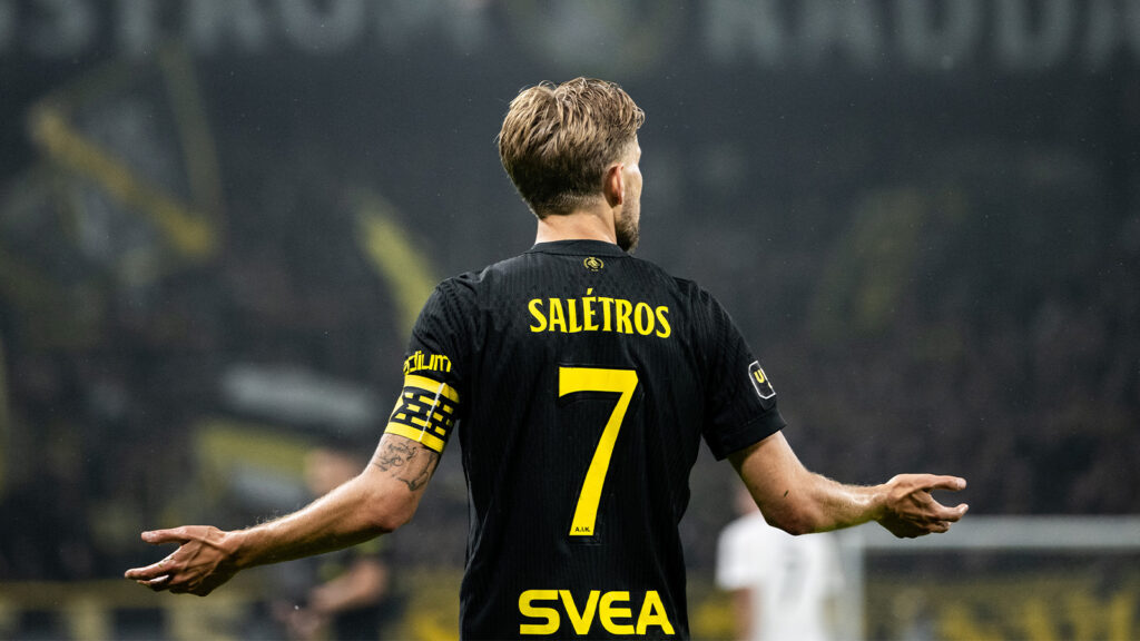 250915 AIKs Anton Salétros under fotbollsmatchen i Allsvenskan mellan AIK och Brommapojkarna den 15 september 2025 i Stockholm.
