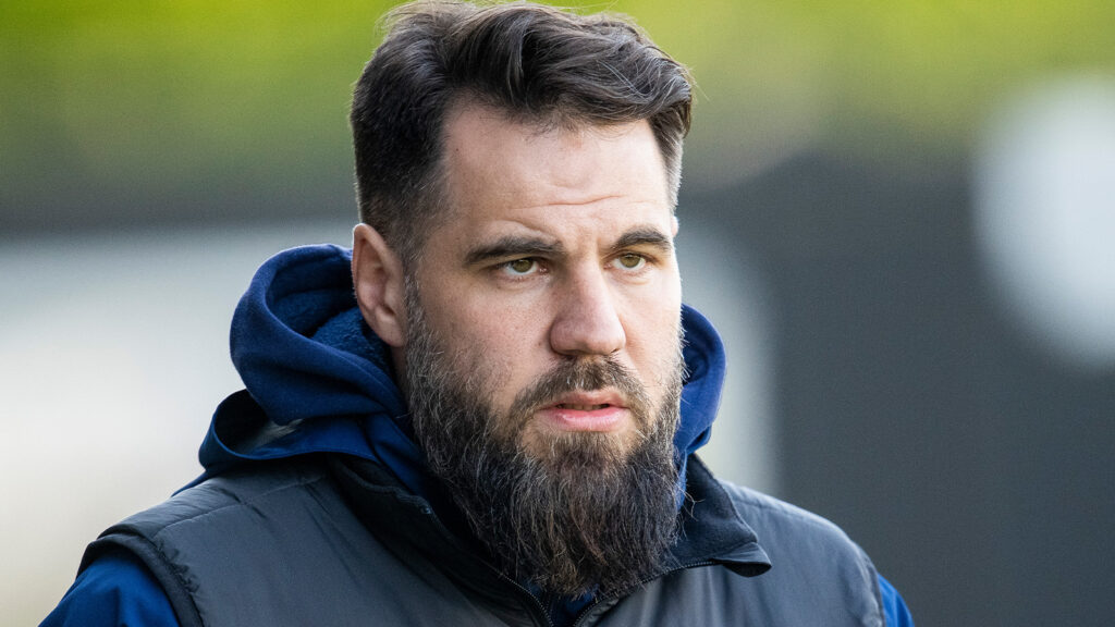 250426 Sandvikens IFs huvudtränare Eldar Abdulic under fotbollsmatchen i Superettan mellan Landskrona och Sandvikens IF den 26 april 2025 i Landskrona.