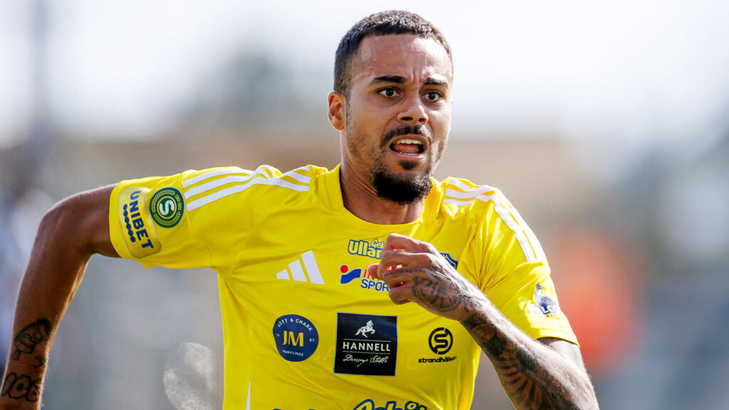 250727 Falkenbergs Isaac Shears under fotbollsmatchen i Superettan mellan Falkenberg och Landskrona den 27 juli 2025 i Falkenberg.