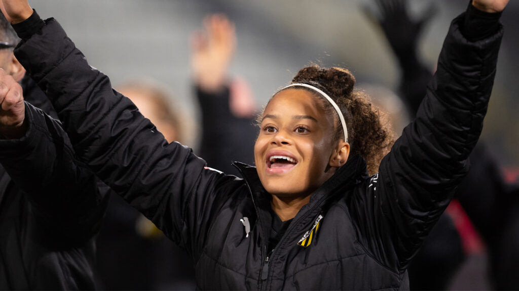 251102 Häckens Felicia Schröder jublar efter fotbollsmatchen i Damallsvenskan mellan Häcken och Linköping den 2 november 2025 i Göteborg.