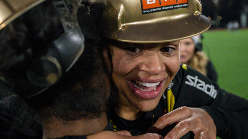 251108 Häckens Felicia Schröder jublar efter fotbollsmatchen i Damallsvenskan mellan Djurgården och Häcken den 8 november 2025 i Stockholm.
