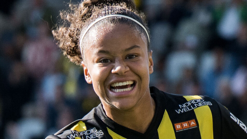 250809 Häckens Felicia Schröder jublar efter 3-0 under fotbollsmatchen i Damallsvenskan mellan Häcken och Djurgården den 9 augusti 2025 i Göteborg.