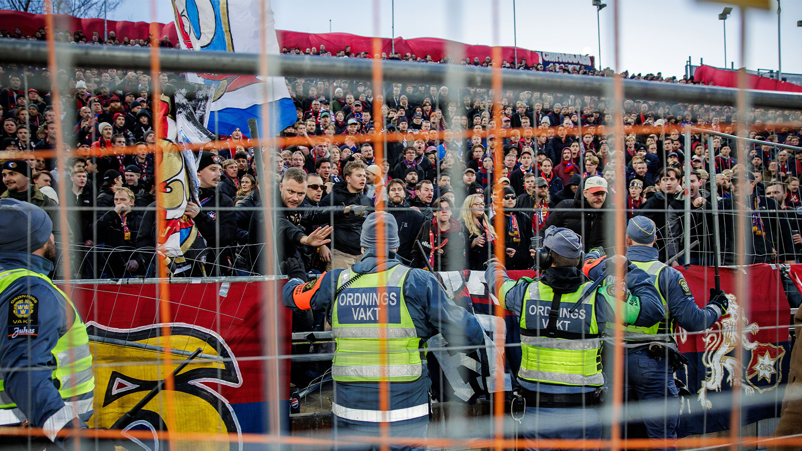 JUST NU: Kvalmatchen avbröts – efter skadegörelse på staket