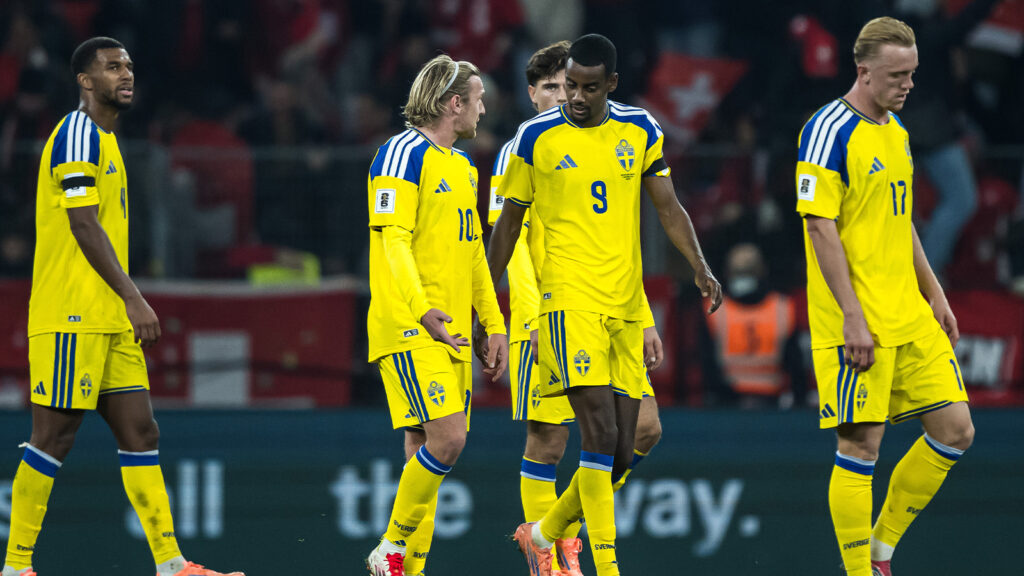 251115 Isak Hien, Emil Forsberg, Alexander Isak och Isac Lidberg från Sverige ser nedstämda ut under VM-kvalmatchen i fotboll mellan Schweiz och Sverige den 15 november 2025 i Genève.