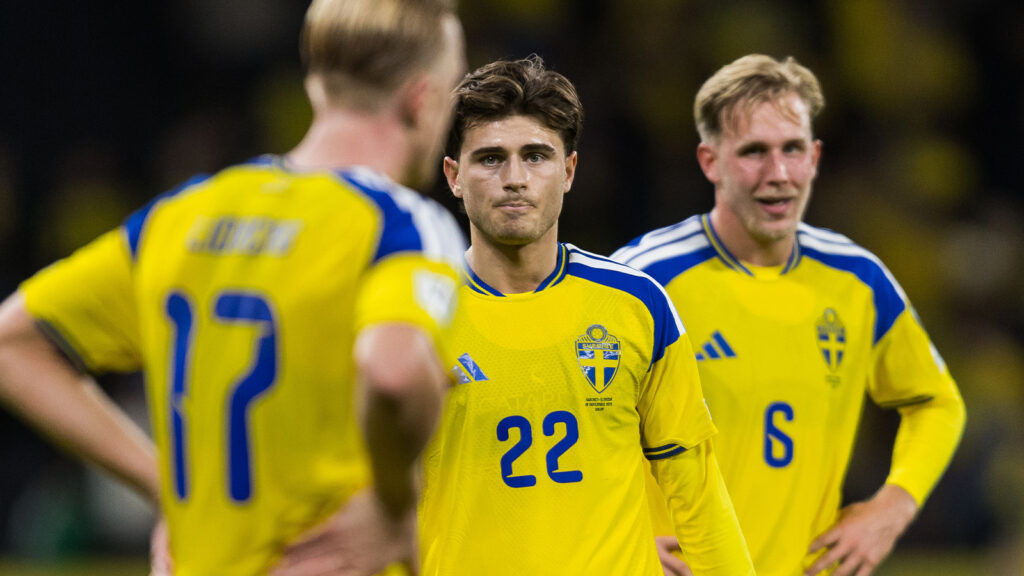 251118 Besfort Zeneli från Sverige ser bedrövad ut efter VM-kvalmatchen i fotboll mellan Sverige och Slovenien den 18 november 2025 i Stockholm.