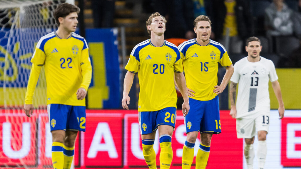 251118 Emil Krafth och Carl Starfelt från Sverige ser bedrövade ut under VM-kvalmatchen i fotboll mellan Sverige och Slovenien den 18 november 2025 i Stockholm.