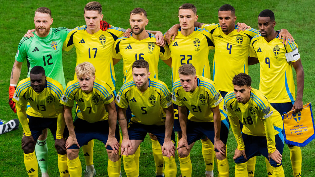 251010 Startelvan för Sverige poserar för ett lagfoto inför FIFA VM-kvalmatchen mellan Sverige och Schweiz den 10 oktober 2025 i Stockholm. Övre raden från vänster: målvakt Viktor Johansson, Viktor Gyökeres, Jesper Karlström, Gustaf Lagerbielke, Isak Hien och Alexander Isak. Nedre raden från vänster: Ken Sema, Lucas Bergvall, Gabriel Gudmundsson, Alexander Bernhardsson och Yasin Ayari från Sverige.