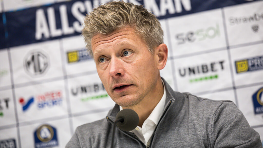 251019 AIKs tränare Mikkjal Thomassen på presskonferensen efter fotbollsmatchen i Allsvenskan mellan Hammarby och AIK den 19 oktober 2025 i Stockholm.
