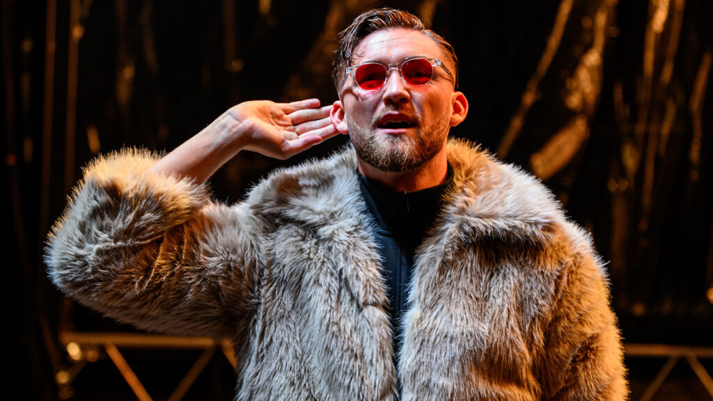 251109 Mjällbys målvakt Noel Törnqvist jublar på scen vid ett firande arrangerat av Sölvesborg kommun den 9 november 2025 i Sölvesborg.