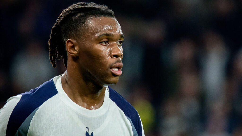 London, Storbritannien. 27 sep 2025. London, England, 27 september 2025: Destiny Udogie (13, Tottenham Hotspur) under Premier League-matchen mellan Tottenham Hotspur och Wolverhampton Wanderers på Tottenham Hotspur Stadium i London, England.