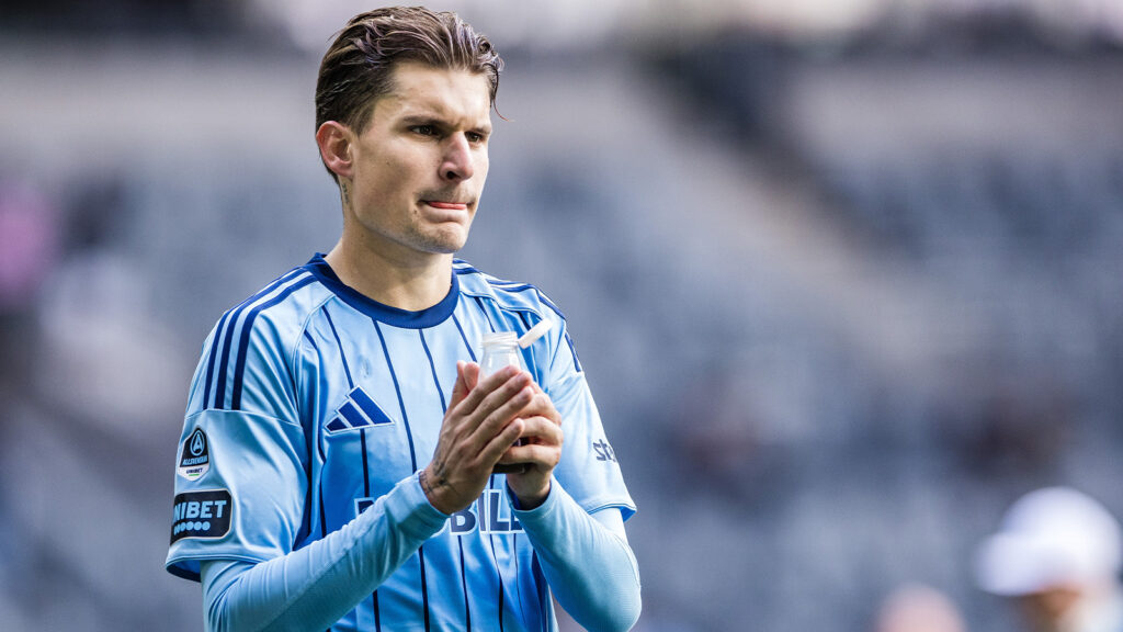 250824 Djurgårdens Nino Zugelj applåderar publiken efter fotbollsmatchen i Allsvenskan mellan Djurgården och Brommapojkarna den 24 augusti 2025 i Stockholm.
