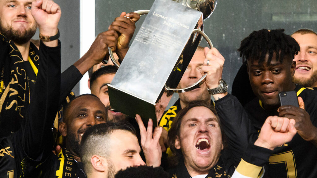 181111 AIK:s Henok Goitom och Nils-Eric Johansson höjer Lennart Johanssons pokal efter att AIK vunnit SM-guld efter fotbollsmatchen i Allsvenskan mellan Kalmar och AIK den 11 november 2018 i Kalmar.
