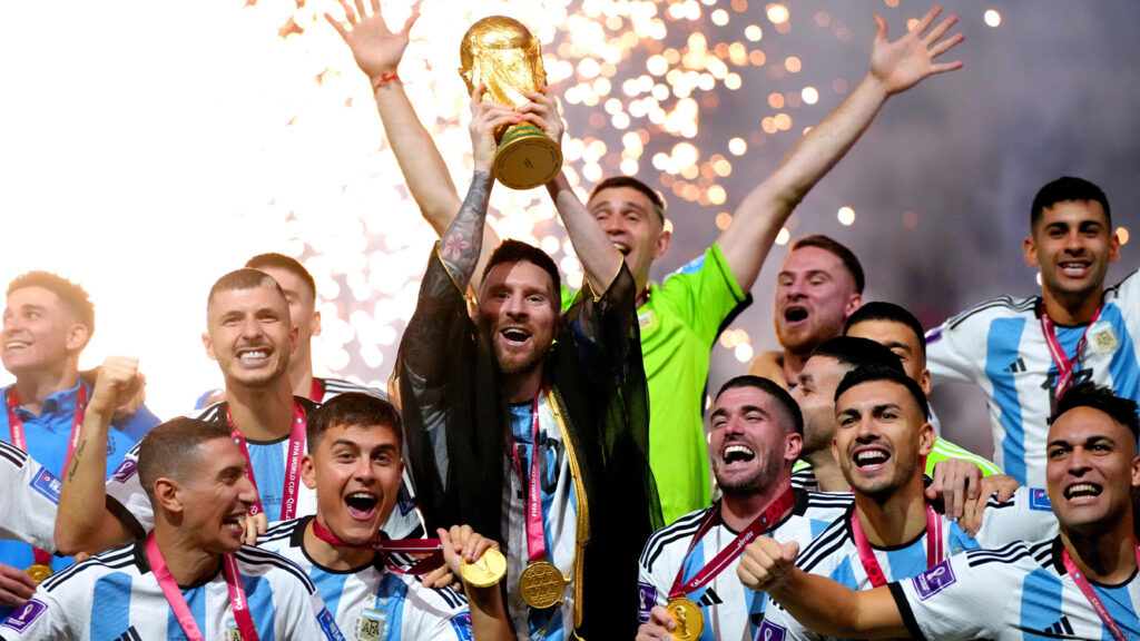 Argentinas kapten Lionel Messi lyfter FIFA-VM-pokalen efter segern över Frankrike i finalmatchen på Lusail Stadium i Lusail, Qatar. Bilddatum: söndag den 18 december 2022.