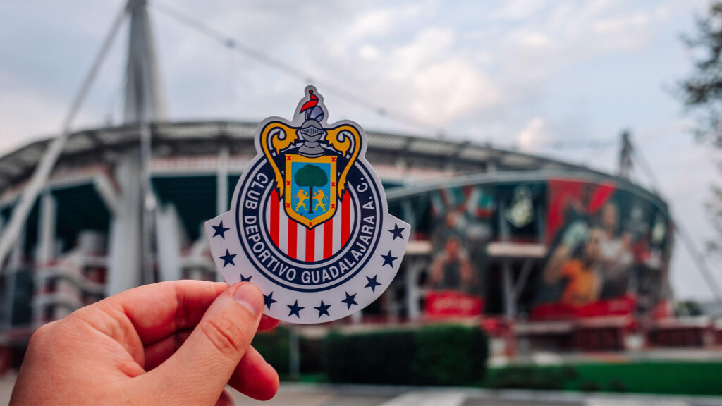 30 augusti 2021, Guadalajara, Mexiko. Emblemet för fotbollsklubben C.D. Guadalajara mot bakgrunden av en modern stadion.