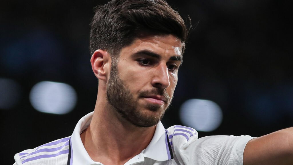 12 april 2023, MADRID, MADRID, SPANIEN: Marco Asensio från Real Madrid tittar på under den första kvartsfinalomgången i UEFA Champions League, fotbollsmatchen mellan Real Madrid och Chelsea FC på Santiago Bernabeu-stadion den 12 april 2023, i Madrid, Spanien.