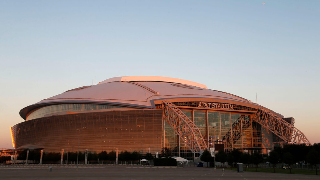 I denna allmänna, övergripande vy av AT&T Stadium reflekterar den nedgående solen sitt ljus på Dallas Cowboys hemmaarena, efter en NFL-fotbollsmatch mot Los Angeles Rams på söndag den 1 oktober 2017, i Arlington, Texas.