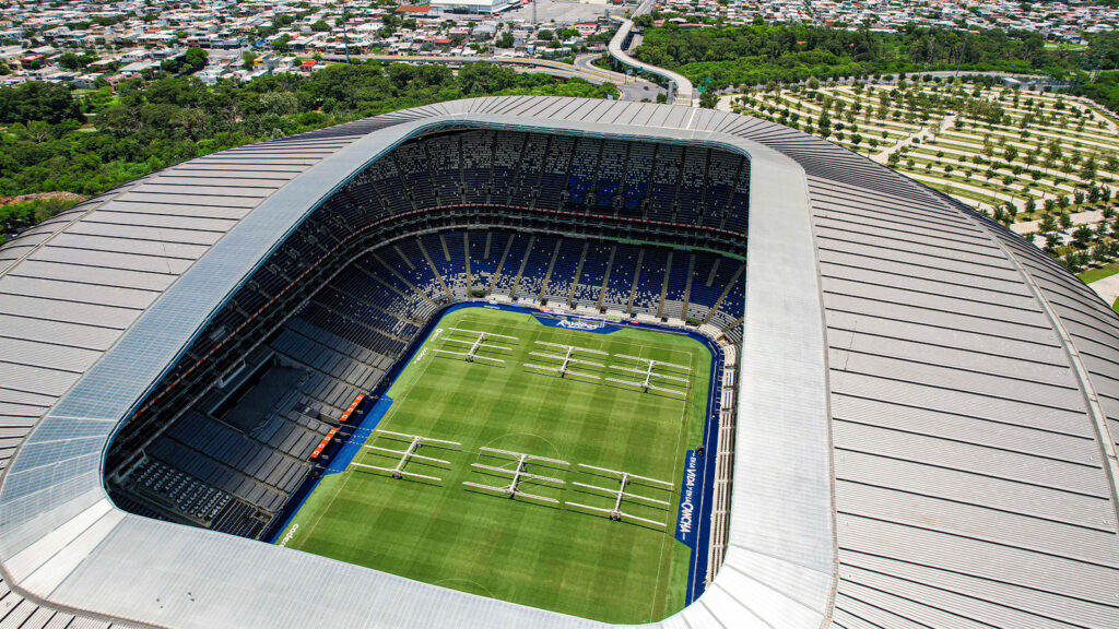 Flygvy över BBVA-stadion, hem för Monterrey Soccer Club, huvudkvarter för VM 2026 i Mexiko. Förstdivisionen i Mexiko eller Rayados de Monterrey i kommunen Guadalupe, Nuevo León, som är huvudstad i Nuevo León, Mexiko.