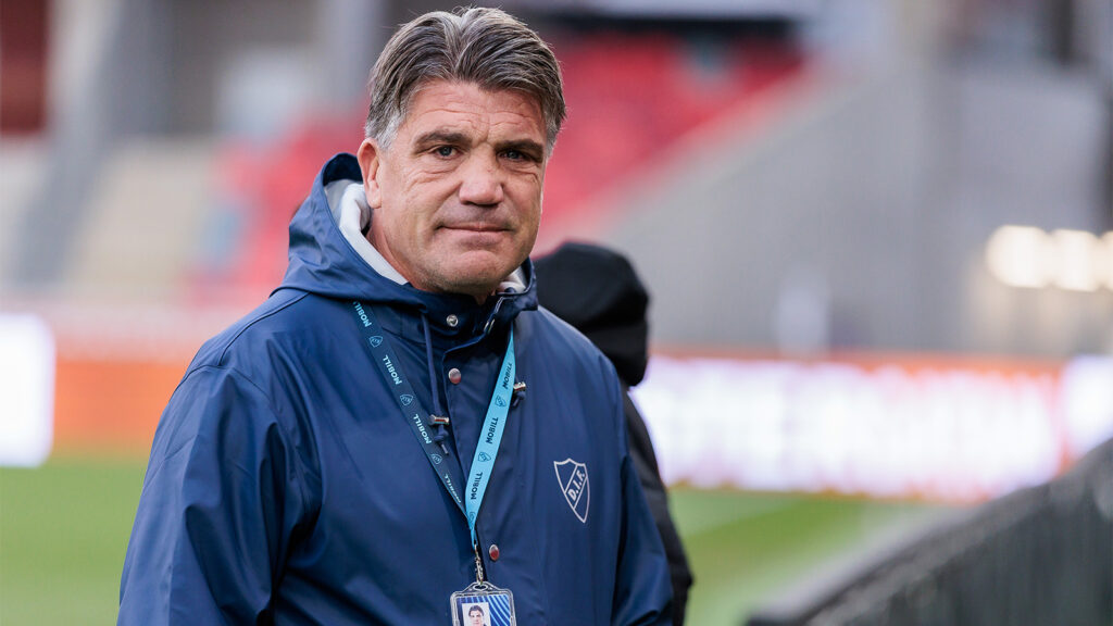 251109 Djurgårdens sportchef Bosse Andersson inför fotbollsmatchen i Allsvenskan mellan Öster och Djurgården den 9 november 2025 i Växjö.
