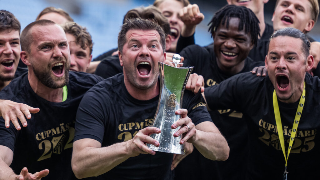 250529 Häckens tränare Jens Gustafsson jublar med Gustaf VI Adolfs pokal efter finalen i Svenska Cupen mellan Malmö FF och Häcken den 29 maj 2025 i Malmö.
