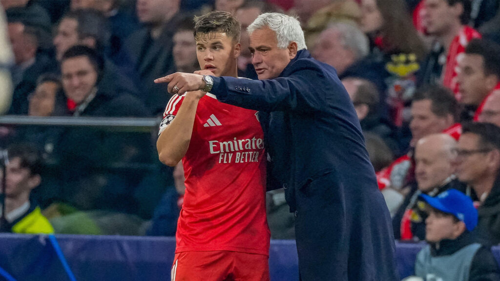 Amsterdam, Nederländerna. 25 november 2025. AMSTERDAM, 25-11-2025, Johan Cruijff Arena, säsongen 2025/2026, UEFA Champions League-fotboll, Ligafas Matchdag 5, match mellan Ajax och Benfica, bilden visar Benficas tränare José Mourinho och Benfica-spelaren Samuel Dahl.