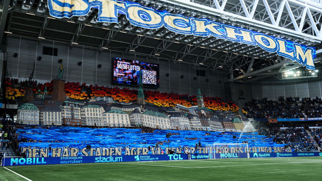 250914 Djurgårdens supportrar med tifo inför fotbollsmatchen i Allsvenskan mellan Djurgården och Hammarby den 14 september 2025 i Stockholm.