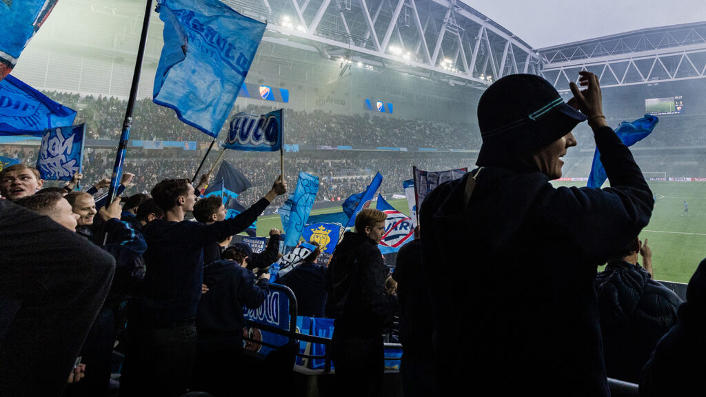 251025 Djurgårdens supportrar under fotbollsmatchen i Allsvenskan mellan Djurgården och Värnamo den 25 oktober 2025 i Stockholm.