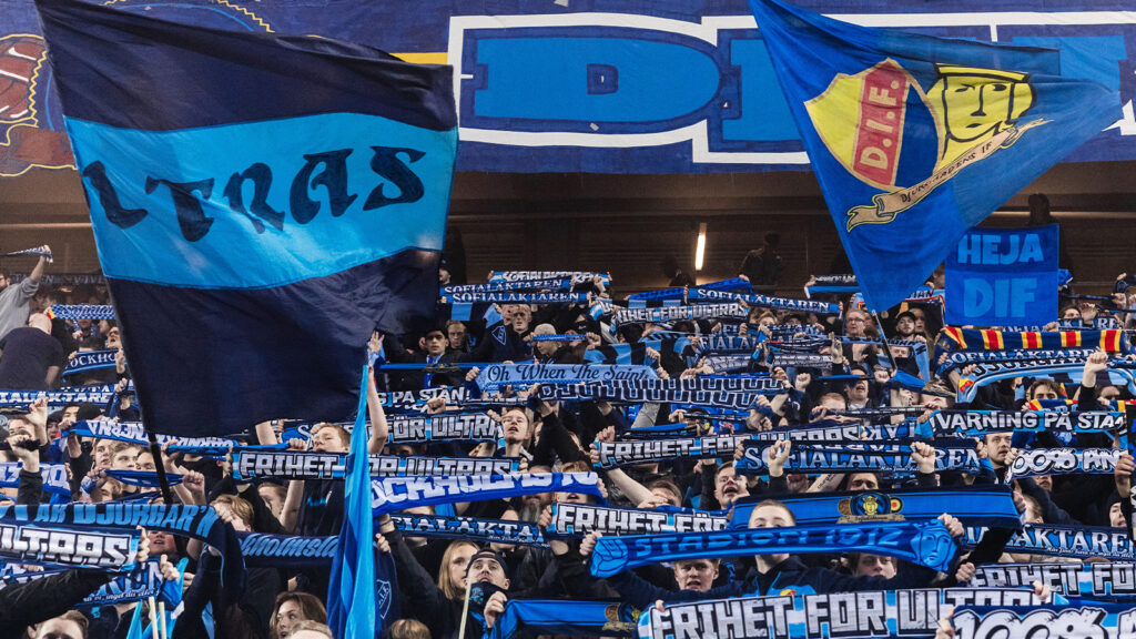 251102 Djurgårdens supportrar under fotbollsmatchen i Allsvenskan mellan Djurgården och IFK Göteborg den 2 november 2025 i Stockholm.