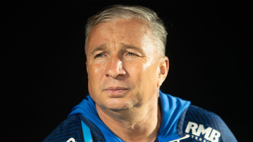 Bukarest, Rumänien. 1 maj, 2023: Dan Petrescu, tränare för CFR Cluj, under fotbollsmatchen mellan Rapid Bukarest och CFR Cluj i den 6:e omgången av "Superliga" play-off, den första ligan i det rumänska mästerskapet 2022-2023, på Giulesti Stadium i Bukarest.