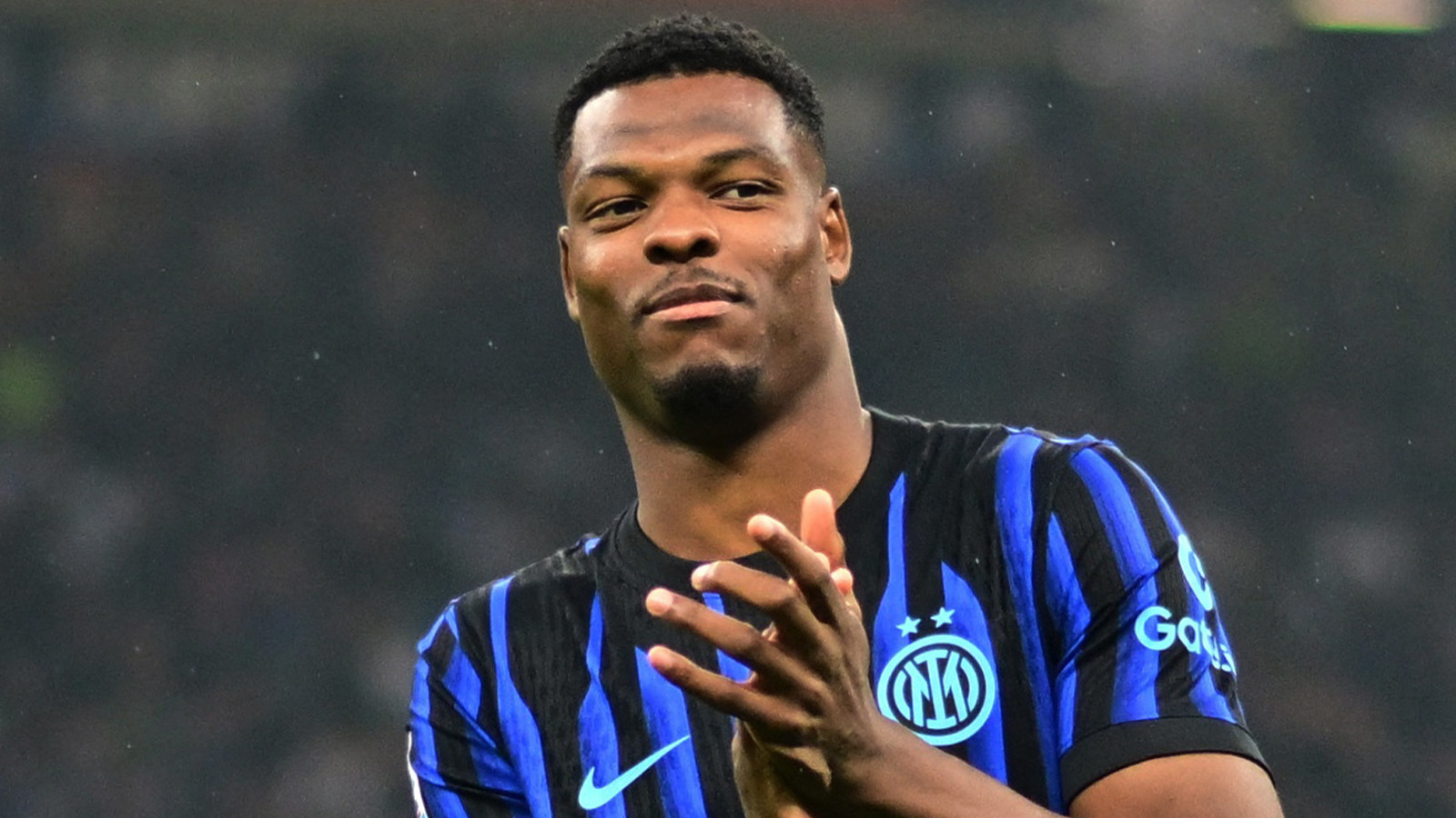 Uppgifter: Premier League-intresse för Dumfries