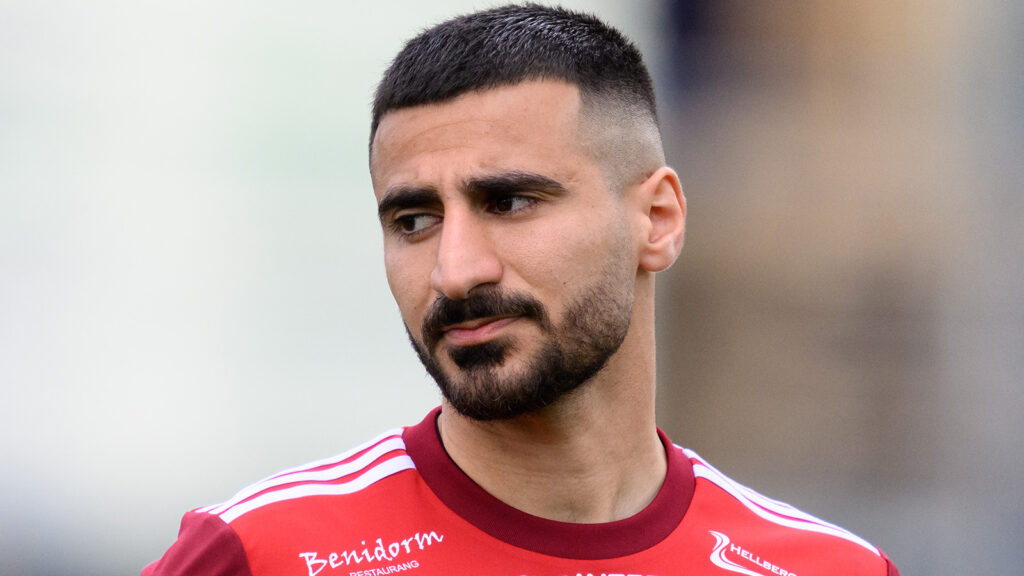 250503 Skövde AIKs Elmar Abraham vid lineup inför fotbollsmatchen i Ettan södra mellan Skövde AIK och Jönköpings Södra den 3 maj 2025 i Skövde.