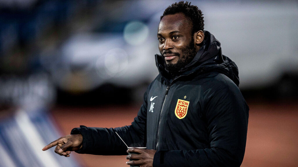 3 mars 2021, Danmark: Århus, Danmark. 3 mars 2021. Assisterande tränare Michael Essien från FC Nordsjælland ses under 3F Superliga-matchen mellan Aarhus GF och FC Nordsjælland på Ceres Park i Århus.