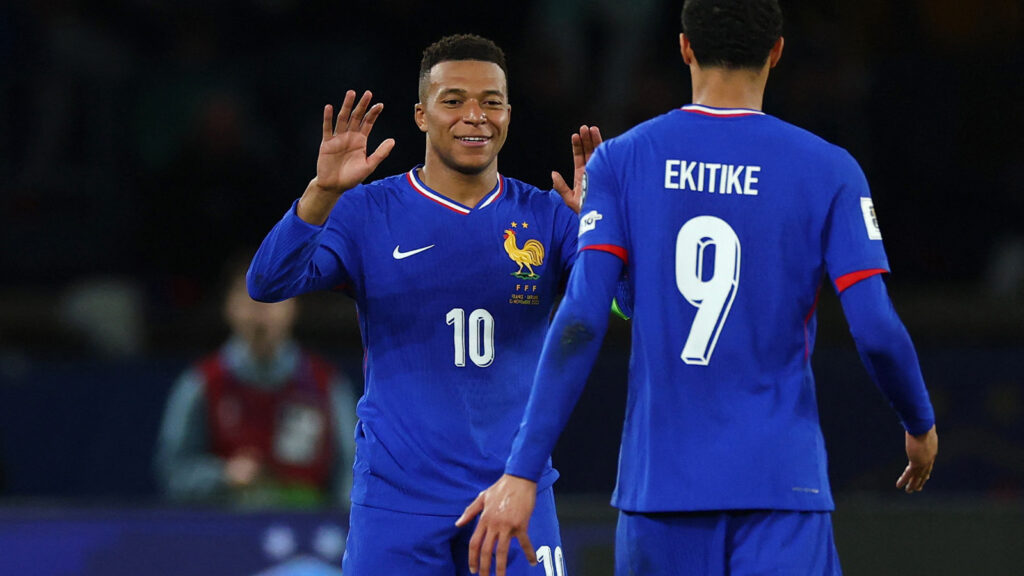 251113 Fotboll, VM Soccer Football - Världscupen - UEFA-kval - Grupp D - Frankrike mot Ukraina - Parc des Princes, Paris, Frankrike - 13 november 2025 Frankrikes Hugo Ekitike firar med Kylian Mbappé efter matchen REUTERS/Gonzalo Fuentes