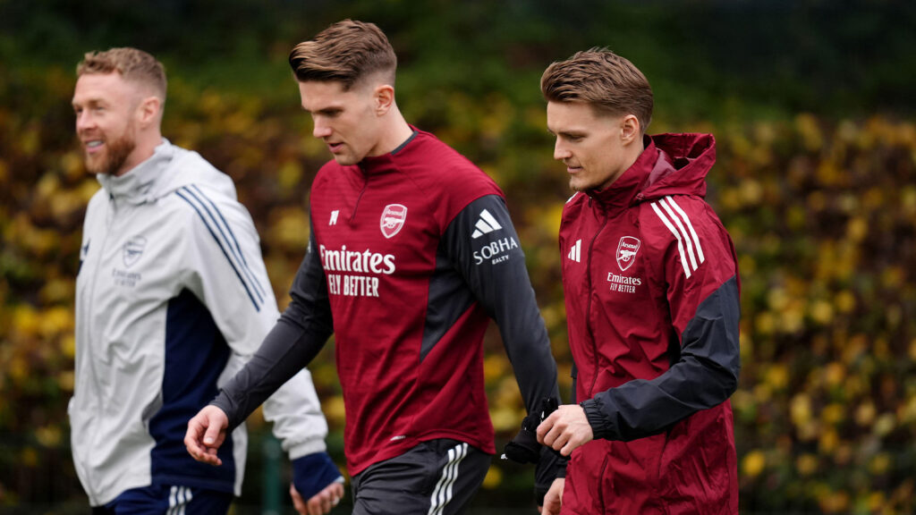 Arsenals Martin Odegaard (till höger) och Viktor Gyokeres före en träningssession på Sobha Realty Training Centre, London Colney. Bilddatum: Tisdag den 9 december 2025.