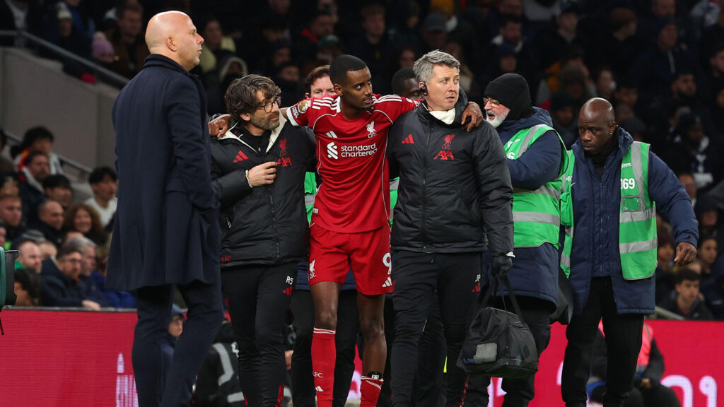 Tottenham Hotspur Stadium, London, Storbritannien. 20 dec, 2025. Premier League-fotboll, Tottenham Hotspur mot Liverpool; Alexander Isak från Liverpool byts omedelbart ut på grund av en skada som han ådrog sig efter att ha gjort sitt lags första mål i den 54:e minuten för att göra 0-1.