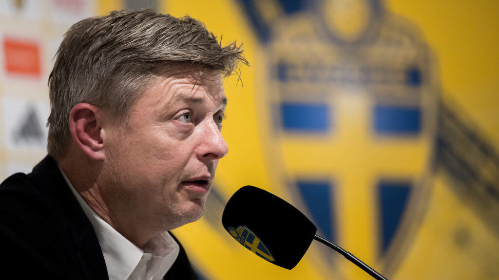 251013 Huvudtränare Jon Dahl Tomasson för Sverige under en presskonferens efter VM-kvalmatchen i fotboll mellan Sverige och Kosovo den 13 oktober 2025 i Göteborg.