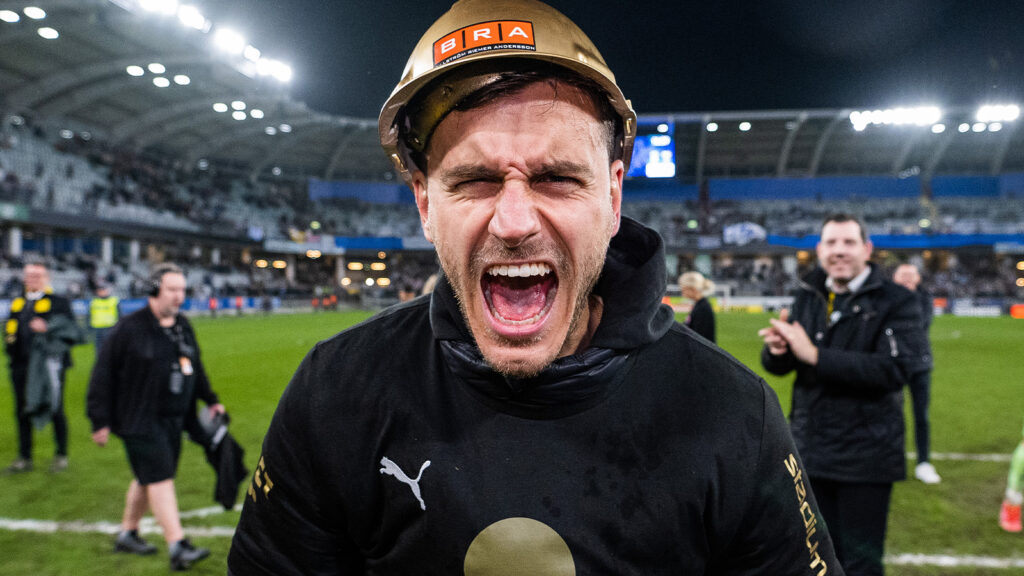 221030 Häckens Alexander Jeremejeff jublar över SM-guldet efter fotbollsmatchen i Allsvenskan mellan IFK Göteborg och Häcken den 30 oktober 2022 i Göteborg.