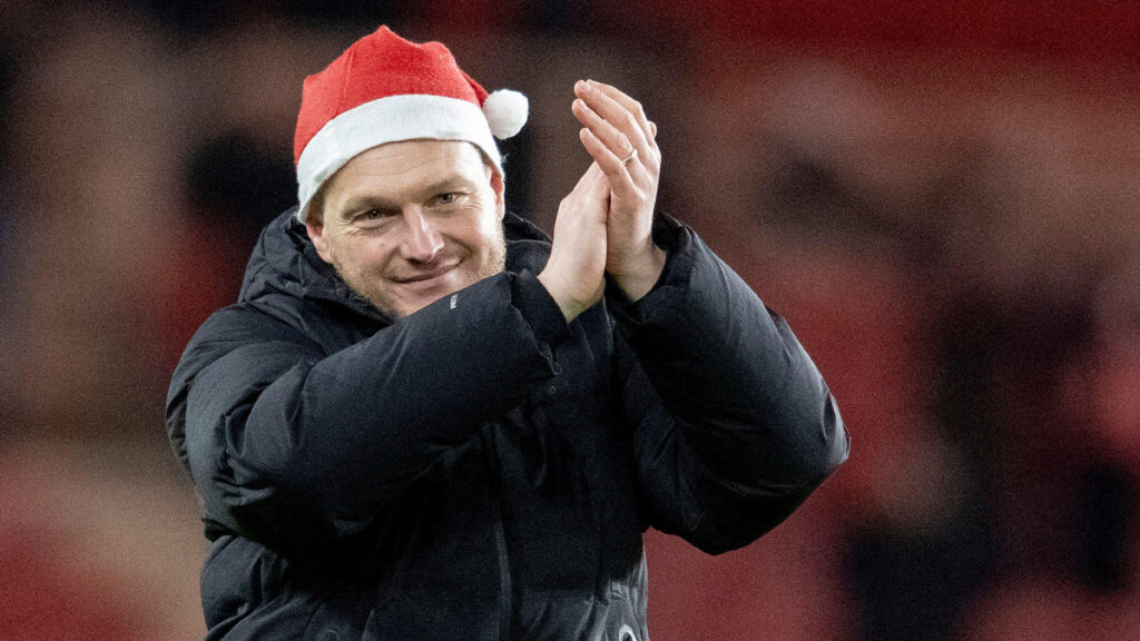 Kim Hellberg, Middlesbroughs tränare, bär en tomteluva och applåderar fansen i slutet av Sky Bet Championship-matchen mellan Middlesbrough och Queens Park Rangers på Riverside Stadium, Middlesbrough, lördag den 13 december 2025.